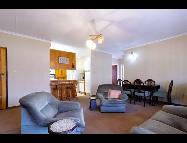2 BEDROOM TOWNHOUSE FOR SALE IN HELDERKRUIN